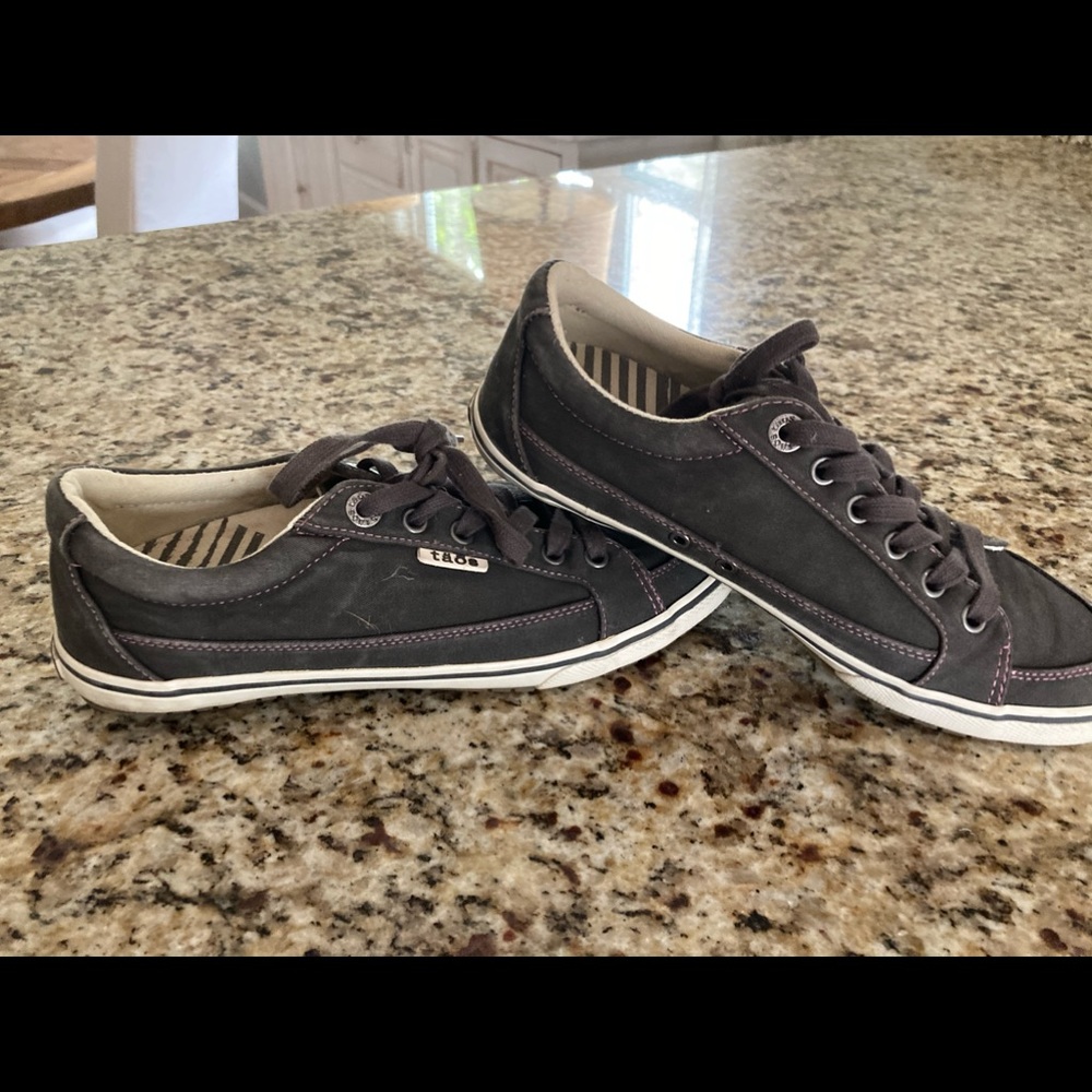 Sneakers- Taos
